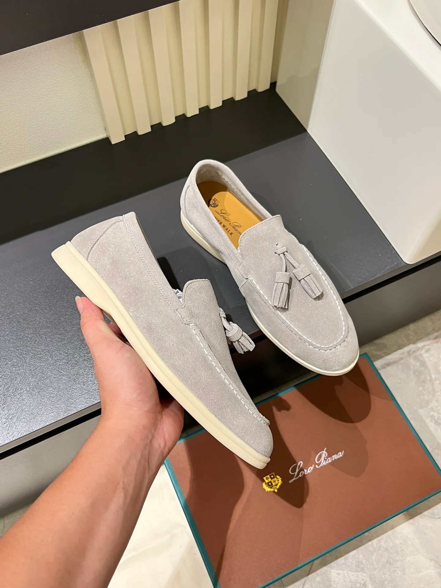 Men's shoes 💰p360 "Loro men's shoes 💰pian'*" Classic L men's shoes for couples 💰p Top version British flat loafers, a must-have item in old money style, the minimalist design is eye-catching and durable, a plus point for dressing The soft foot feel and texture are outstanding. They don’t scratch your feet and are very nice. They are matched with soft and waxy soles. They can be worn daily for a long time without getting tired. They are easy to wear, versatile and classic items, with perfect foot feel and texture! Imported cashmere fabric, the lining is made of imported A-grade water-dyed cow lining, the top version of the genuine leather midsole is sewn with pure handmade mark thread! Size: Female 35-40 (34. Customized) Male 38-44 (45.46. Customized)